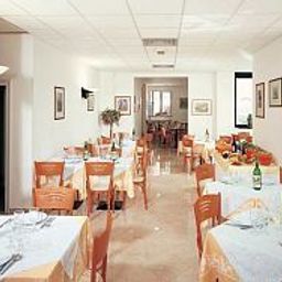 Salle du petit-déjeuner située dans le restaurant Marylise Fotos