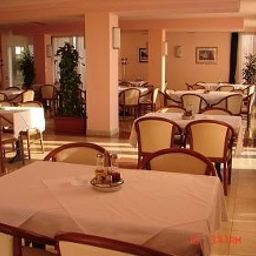 Salle du petit-déjeuner située dans le restaurant Neva Fotos