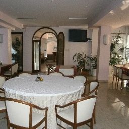 Salle du petit-déjeuner située dans le restaurant Neva Fotos