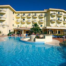 Vista exterior Sunshine Club BENESSERE & SPA Fotos