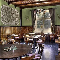 Salle du petit-déjeuner située dans le restaurant Gasthof Schloss Hubertus Fotos