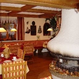 Sala de desayuno en el restaurante Hahn Ferienhotel Fotos