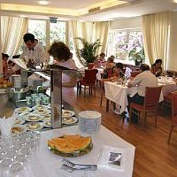 Sala de desayuno en el restaurante Ivka Fotos