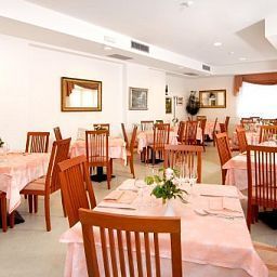 Sala de desayuno en el restaurante Noris Fotos