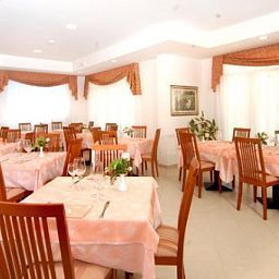 Sala de desayuno en el restaurante Noris Fotos