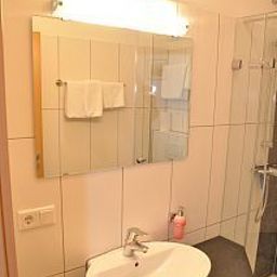 Bathroom InWest Garni Fotos