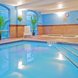 Piscina Holiday Inn Express WOODBRIDGE Fotos