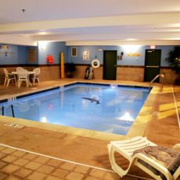 Piscina Holiday Inn Express WOODBRIDGE Fotos