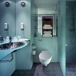 Cuarto de baño Ramada Encore Chatham Fotos