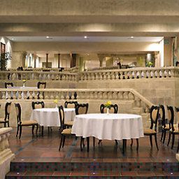Salle du petit-déjeuner située dans le restaurant Manazel Al Ain Mercure Hotel Fotos