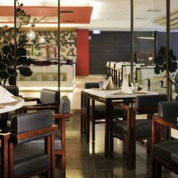 Sala de desayuno en el restaurante Novotel Hong Kong Nathan Road Kowloon Fotos