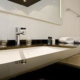 Bathroom Van der Valk Houten Fotos