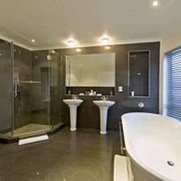 Bathroom Villa Afrikana Guest Suites Fotos