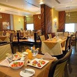 Sala de desayuno en el restaurante Al Jawhara Gardens Hotel Fotos