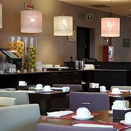 Sala śniadaniowa w restauracji NH Fiera Fotos
