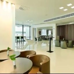 Hall Austria Trend Hotel Bratislava Fotos