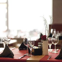 Salle du petit-déjeuner située dans le restaurant ibis Karlsruhe Hauptbahnhof Fotos