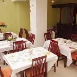 Salle du petit-déjeuner située dans le restaurant C antemir Fotos