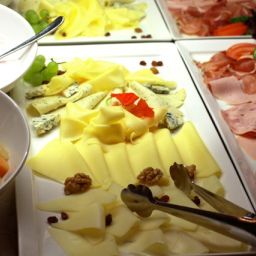 Salle du petit-déjeuner située dans le restaurant Carla - Landhaus mit Restaurant Tiroler Stuben Fotos