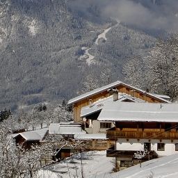 Exterior view Alpengasthaus Pinzgerhof Gasthof Fotos
