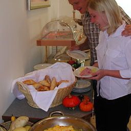 Salle du petit-déjeuner située dans le restaurant Zur Traube Fotos