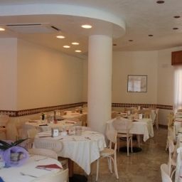 Sala de desayuno en el restaurante Airone Fotos