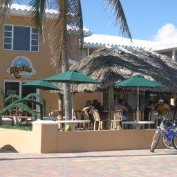 Außenansicht Riptide Oceanfront Hotel and Tiki Bar Fotos