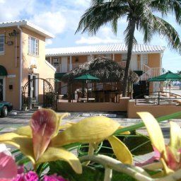 Außenansicht Riptide Oceanfront Hotel and Tiki Bar Fotos