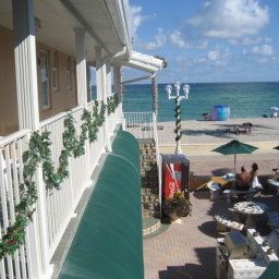 Außenansicht Riptide Oceanfront Hotel and Tiki Bar Fotos