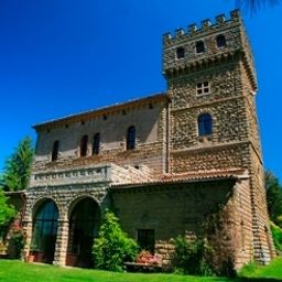 Exterior view Castello di Santa Cristina Fotos