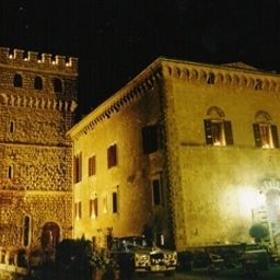Exterior view Castello di Santa Cristina Fotos