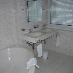 Bathroom Chavez Restotel - Ried-Brig Fotos