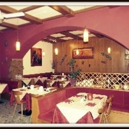 Sala de desayuno en el restaurante Alpino Fotos