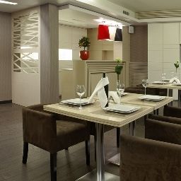 Salle du petit-déjeuner située dans le restaurant Impresja Fotos