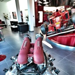 Hall Maranello Village Fotos