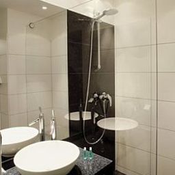 Cuarto de baño Motel One am Michel Fotos