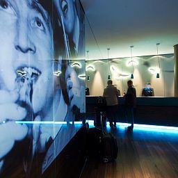 Recepción Motel One am Michel Fotos