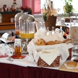 Sala de desayuno en el restaurante Zur Alten Druckerei Garni Fotos