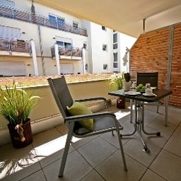Terrasse Boardinghouse HOME Fotos