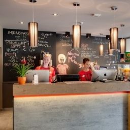 Ресепшен Meininger Mitte Fotos