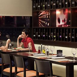Salle du petit-déjeuner située dans le restaurant ibis Barcelona Ripollet Fotos