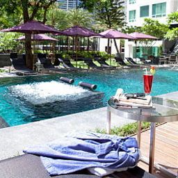 Piscina Ramada Hotel & Suites Bangkok Fotos