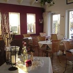 Salle du petit-déjeuner située dans le restaurant Altes Pfarrhaus Historisches Hotel Fotos