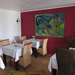 Salle du petit-déjeuner située dans le restaurant Altes Pfarrhaus Historisches Hotel Fotos