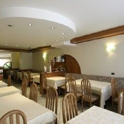 Sala de desayuno en el restaurante ALLA TORRE Fotos