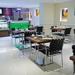 Sala de desayuno en el restaurante Phoenix Plaza Apartments Fotos