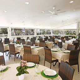 Salle du petit-déjeuner située dans le restaurant Marinella Fotos