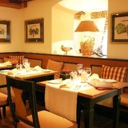 Salle du petit-déjeuner située dans le restaurant Zur Krone Landhotel Fotos