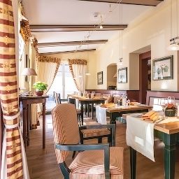 Salle du petit-déjeuner située dans le restaurant Zur Krone Landhotel Fotos