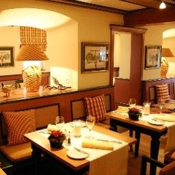 Salle du petit-déjeuner située dans le restaurant Zur Krone Landhotel Fotos